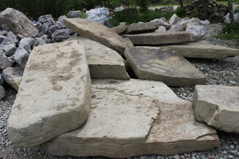 Kamenclub.ru: Песчаник плиты - плахи - пошаговые дорожки (фр. 70-150 мм)  купить в Ростове-на-Дону песчаник серый бежевый желтый зеленый колотый песчаник строительный 6500 руб/т   фото КАМЕНЬ КЛУБ