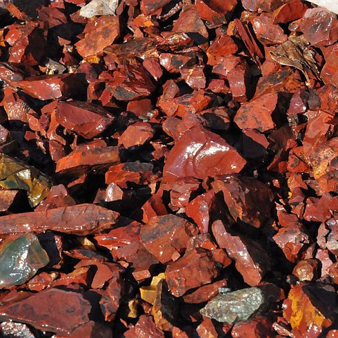 Kamenclub.ru: Щебень крошка красный (ЯШМА) фр. 20-40 мм.  купить в Ростове-на-Дону яшма красный, бордовый декоративный ландшафтный щебень 9000 руб/т   фото КАМЕНЬ КЛУБ