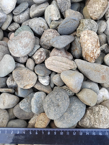 Kamenclub.ru: Галька речная окат (пестрая) фр. 20-40 мм. купить  в Ростове-на-Дону галька речная пестрая, серая, серые оттенки галька речная окатанная округлая 5000 руб/т   фото КАМЕНЬ КЛУБ