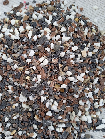 Kamenclub.ru: Мраморная крошка (щебень галтованный микс:: белый-черный) фр.5-10 мм  купить в Ростове-на-Дону мрамор белый, черный, молочный, серый галтовка мраморная окатанная декоративная ландшафтная 15500 руб/т   фото КАМЕНЬ КЛУБ