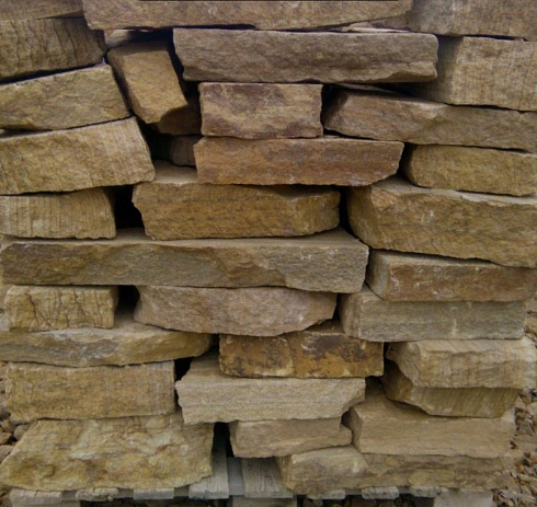 Kamenclub.ru: Песчаник пластушка желтый с рисунком (7-15 см)  купить в Ростове-на-Дону плитняк - пластушка - бут желтый песчаник 10200 руб/м3   фото КАМЕНЬ КЛУБ