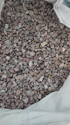 Kamenclub.ru: Мраморная крошка (щебень галтованный розовый) фр.20-40 мм.  купить в Ростове-на-Дону мрамор розовый, красный оголтованный округлый щебень  15000 руб/т   фото КАМЕНЬ КЛУБ