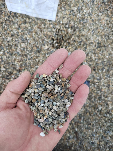 Kamenclub.ru: Галька речная окат (серая) фр.3-5 мм купить  в Ростове-на-Дону галька речная серая бежевый темно-серый окатанный речной камень округлый 9500 руб/т   фото КАМЕНЬ КЛУБ