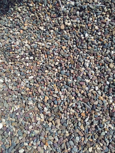 Kamenclub.ru: Галька речная окат цветная фр.5-10 мм. купить  в Ростове-на-Дону галька речная белый, серый, красноватый, синий, темно-серый речная окатанная галька декоративная 6800 руб/т   фото КАМЕНЬ КЛУБ