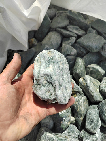 фото Галтованный жадеит (фр. 70-100 мм)  купить в Ростове-на-Дону в интернет-портале КАМЕНЬ КЛУБ