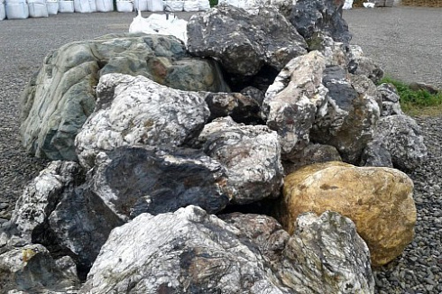 Kamenclub.ru: Черный гранит - кварцит фр. 500-1000 мм.  купить в Ростове-на-Дону гранит кварцит черный серый белый скальный колотый валун 9750 руб/т   фото КАМЕНЬ КЛУБ