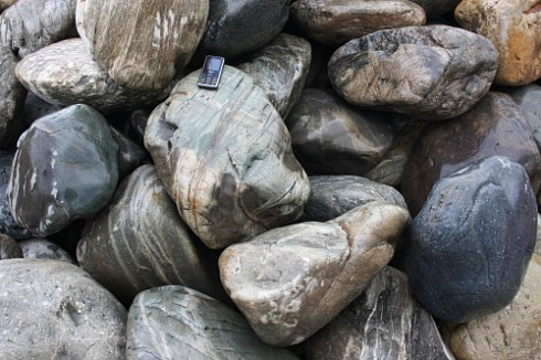 Kamenclub.ru: Речной валун Кабанчик фр.300-500 мм.  купить в Ростове-на-Дону крупный природный камень галька серый, темно-серый речной валун галечник масштабный 7000 руб/т   фото КАМЕНЬ КЛУБ