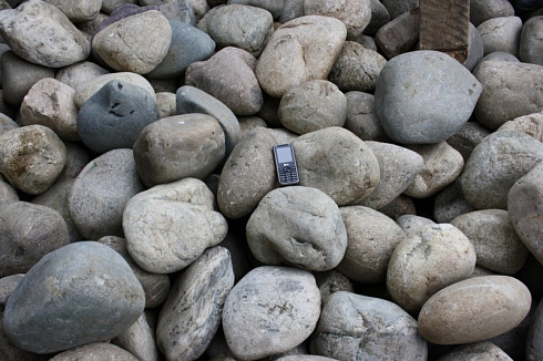 Kamenclub.ru: Темно-серый валунчик фр.100-300 мм.  купить в Ростове-на-Дону крупный природный камень серый, темно-серый, светло-серый речная галька большого размера окатанная 4500 руб/т   фото КАМЕНЬ КЛУБ