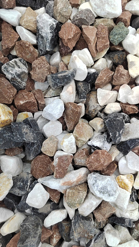 Kamenclub.ru: Мраморная крошка (щебень крошка микс : белый-черный-розовый) фр. 20-40 мм.  купить в Ростове-на-Дону мрамор белый, черный, розовый декоративная ландшафтная крошка 12000 руб/т   фото КАМЕНЬ КЛУБ