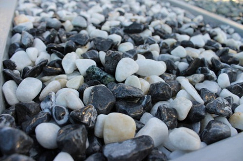 Kamenclub.ru: Мраморная крошка (щебень галтованный микс:белый-черный) фр.10-20 мм.  купить в Ростове-на-Дону мрамор белый, черный окатанные округлые декоративные ландшафтные камни щебня 15500 руб/т   фото КАМЕНЬ КЛУБ