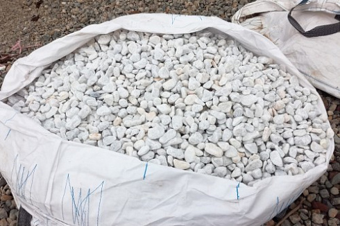 Kamenclub.ru: Мраморная крошка (щебень галтованный белый), фр.20-40 мм.  купить в Ростове-на-Дону мрамор белый бежевый молочный мраморный щебень декоративный 17000 руб/т   фото КАМЕНЬ КЛУБ