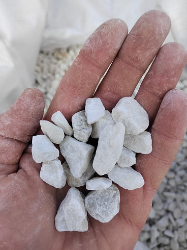 Kamenclub.ru: Мраморная крошка, щебень, цвет-белый, фр. 10-20 мм.  купить в Ростове-на-Дону мрамор белый, молочный айвори каменная ландшафтная декоративная крошка шебня 12000 руб/т   фото КАМЕНЬ КЛУБ