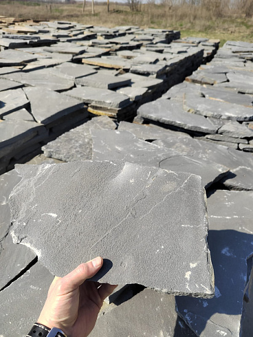 Kamenclub.ru: Песчаник пластушка светло-серый (2,0 см)  купить в Ростове-на-Дону плитняк- ластушка светло-серый, серый рваный ландшафтный плитняк колотый 13800 руб/м3   фото КАМЕНЬ КЛУБ