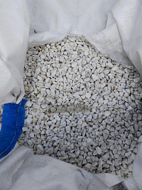 Kamenclub.ru: Мраморная крошка, щебень, цвет-белый, фр. 10-20 мм.  купить в Ростове-на-Дону мрамор белый, молочный айвори каменная ландшафтная декоративная крошка шебня 12000 руб/т   фото КАМЕНЬ КЛУБ