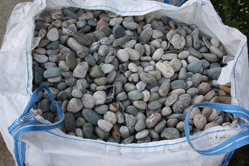 Kamenclub.ru: Галька речная окат (ассорти) фр. 50-100 мм. купить  в Ростове-на-Дону галька природная округлая серая белая черная серая коричневая синяя галька речная окатанная округлая 6200 руб/т   фото КАМЕНЬ КЛУБ