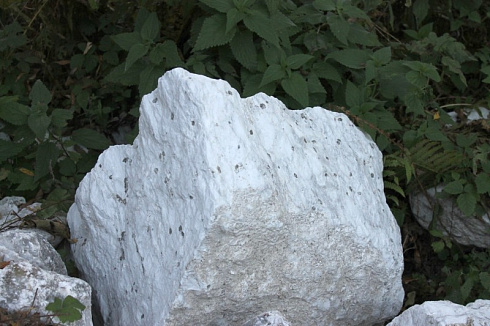 Kamenclub.ru: Мраморизированный известняк фр.500-1500 мм.  купить в Ростове-на-Дону    10000 руб/т   фото КАМЕНЬ КЛУБ