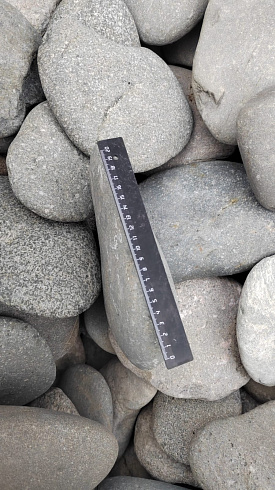 Kamenclub.ru: Галька речная плоская (темно-серая) фр. 70-150 мм. купить  в Ростове-на-Дону галечник природный темно-серый серый синий речная плоская природная окатанная  9000 руб/т   фото КАМЕНЬ КЛУБ