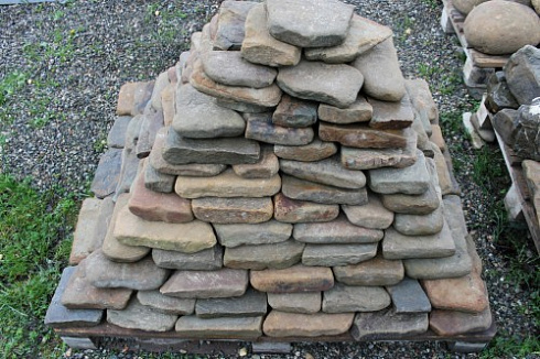 Kamenclub.ru: Песчаник галтованный для облицовки (фр. 2-5 см)  купить в Ростове-на-Дону песчник рыжий желтый серый песчаник окатанный речной 6 000 руб/т   фото КАМЕНЬ КЛУБ