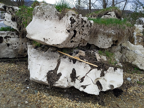 Kamenclub.ru: Выветренный известняк (степной) фр. 500-1500 мм.  купить в Ростове-на-Дону    10000 руб/т   фото КАМЕНЬ КЛУБ