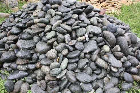 Kamenclub.ru: Темно-серый валунчик фр.100-300 мм.  купить в Ростове-на-Дону крупный природный камень серый, темно-серый, светло-серый речная галька большого размера окатанная 4500 руб/т   фото КАМЕНЬ КЛУБ