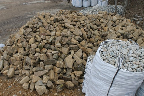 Kamenclub.ru: Песчаник для строительства и кладки блочный (фр 100-200 мм)  купить в Ростове-на-Дону песчаник бежевый серый рыжий валун мелкий для строительства песчаник 6500 руб/т   фото КАМЕНЬ КЛУБ