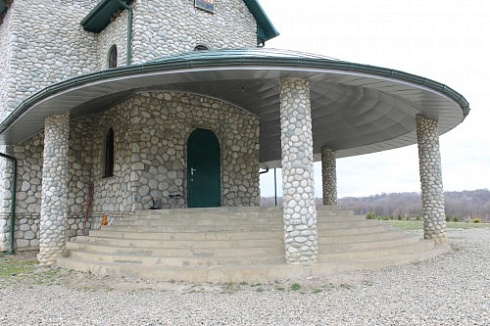 Kamenclub.ru: Галька речная плоская (бело-серая) фр. 100-200-300 мм. купить  в Ростове-на-Дону галька речная плоская серый, белый, бело-серый, серо-белый речная галька плоская  9000 руб/т   фото КАМЕНЬ КЛУБ