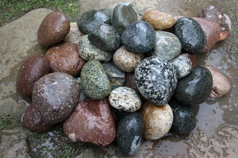 Kamenclub.ru: Галька окат (цветная картошка) фр. 50-100 мм. купить  в Ростове-на-Дону галька природная окатанная серый белый цветной синий темно-серый коричневый округлый галечник окатанный 6800 руб/т   фото КАМЕНЬ КЛУБ