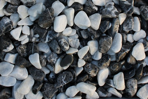 Kamenclub.ru: Мраморная крошка (щебень галтованный микс:зеленый-черный) фр.10-20 мм.  купить в Ростове-на-Дону мрамор зеленый, черный декоративные ландшафтные окатанные округлые камни щебня 14500 руб/т   фото КАМЕНЬ КЛУБ