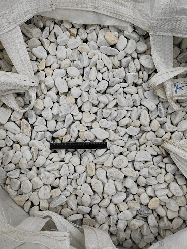 Kamenclub.ru: Мраморная крошка (щебень галтованный белый) фр.40-70 мм.  купить в Ростове-на-Дону мрамор белый молочный айвори окатанный округлый природный камень 17000 руб/т   фото КАМЕНЬ КЛУБ