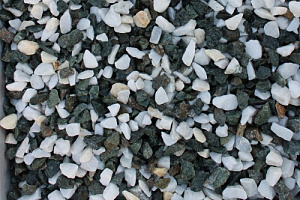 Kamenclub.ru: Мраморная крошка (щебень крошка микс: белый-зеленый) фр. 10-20 мм.  купить в Ростове-на-Дону мрамор белый, зеленый каменная ландшафтная декоративная крошка щебня 9500 руб/т   фото КАМЕНЬ КЛУБ