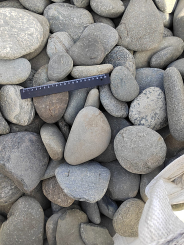 Kamenclub.ru: Галька речная плоская (серо-белая) фр. 70-120 мм. купить  в Ростове-на-Дону галька галечник речной серый, белый окатанная плоская  природная галька 9000 руб/т   фото КАМЕНЬ КЛУБ