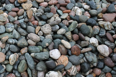 Kamenclub.ru: Галька речная окат (ассорти) фр. 50-100 мм. купить  в Ростове-на-Дону галька природная округлая серая белая черная серая коричневая синяя галька речная окатанная округлая 6200 руб/т   фото КАМЕНЬ КЛУБ