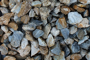 Kamenclub.ru: Мраморная крошка (щебень крошка медовый) фр. 20-40 мм.  купить в Ростове-на-Дону мрамор бежевый рыжий желтый ландшафтная мраморная крошка 12000 руб/т   фото КАМЕНЬ КЛУБ