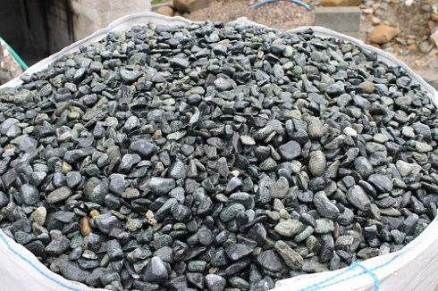 Kamenclub.ru: Щебень галтованный зеленый (змеевик) фр. 20-40 мм.  купить в Ростове-на-Дону мрамор зеленый, салатовый оголтованный щебень мраморный 12500 руб/т   фото КАМЕНЬ КЛУБ