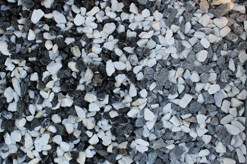 Kamenclub.ru: Мраморная крошка (щебень крошка микс : черный-белый) фр. 10-20 мм.  купить в Ростове-на-Дону мрамор белый, черный каменная декоративная крошка ландшафтная 12000 руб/т   фото КАМЕНЬ КЛУБ