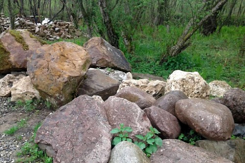 Kamenclub.ru: Конгломераты фр. 300-1000 мм.  купить в Ростове-на-Дону кварц мрамор диабаз коричневый, серый зеленоватый речной валун крупный 6500 руб/т   фото КАМЕНЬ КЛУБ