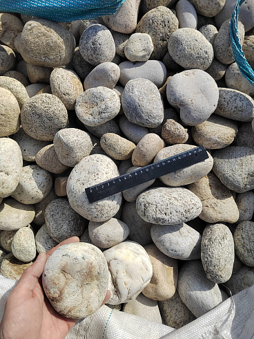 Kamenclub.ru: Галька речная окат (серо-белая) фр. 70-120 мм купить  в Ростове-на-Дону галька галечник бело-серая, серо-белая, серая, белая речная природная галька  8000 руб/т   фото КАМЕНЬ КЛУБ