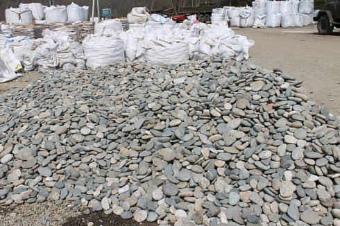 Kamenclub.ru: Галька речная плоская (серо-белая) фр. 70-120 мм. купить  в Ростове-на-Дону галька галечник речной серый, белый окатанная плоская  природная галька 9000 руб/т   фото КАМЕНЬ КЛУБ