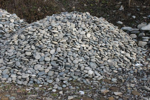 Kamenclub.ru: Галька речная плоская (ассорти) фр. 70-150 мм. купить  в Ростове-на-Дону галька галечник серый белый темно-серый синий светло-серый плоская природная галька  9000 руб/т   фото КАМЕНЬ КЛУБ