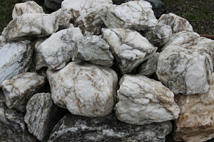 Kamenclub.ru: Мраморизированный известняк фр. 100-500 мм.  купить в Ростове-на-Дону известняк серый белый темно-серый сероватый валун природного образования окатанный 10500 руб/т   фото КАМЕНЬ КЛУБ