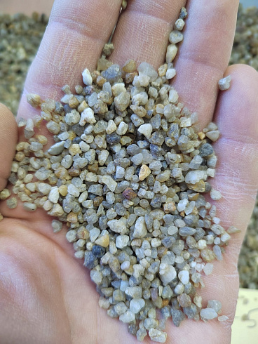 Кварцевый песок для площадок фр. 2-5 мм.  купить в Ростове-на-Дону фото Камень Клуб