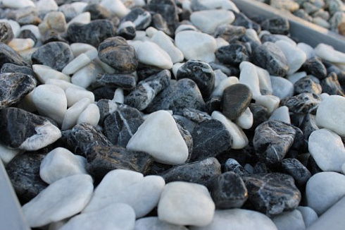 Kamenclub.ru: Мраморная крошка (щебень галтованный микс:: белый-черный) фр.20-40 мм  купить в Ростове-на-Дону мрамор белый, черный мраморный галтованный щебень 15500 руб/т   фото КАМЕНЬ КЛУБ