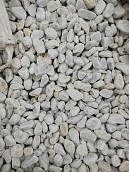 Kamenclub.ru: Мраморная крошка (щебень галтованный белый) фр.40-70 мм.  купить в Ростове-на-Дону мрамор белый молочный айвори окатанный округлый природный камень 17000 руб/т   фото КАМЕНЬ КЛУБ