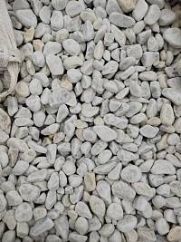 Kamenclub.ru: Мраморная крошка (щебень галтованный белый) фр.40-70 мм.  купить в Ростове-на-Дону мрамор белый молочный айвори окатанный округлый природный камень 17000 руб/т   фото КАМЕНЬ КЛУБ