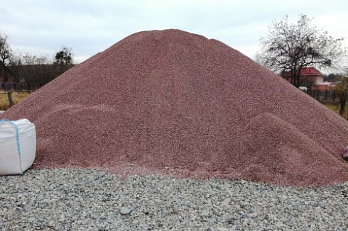 Kamenclub.ru: Мраморная крошка (щебень крошка розовый) фр. 5-10 мм.  купить в Ростове-на-Дону мрамор розовый, красный щебень колотый ландшафтный декоративный  11000 руб/т   фото КАМЕНЬ КЛУБ