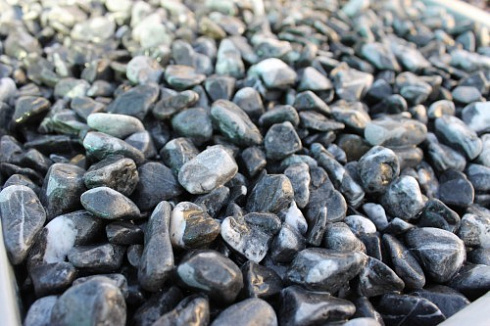 Kamenclub.ru: Щебень галтованный черный (мрамор) фр.10-20 мм.  купить в Ростове-на-Дону мрамор черный с белыми прожилками, черный, белый окатанный округлый ландшафтный декоративный щебень 15000 руб/т   фото КАМЕНЬ КЛУБ