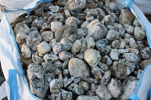 Kamenclub.ru: Кварцевый валунчик фр.100-300 мм.  купить в Ростове-на-Дону кварц белый, бежевый молочный рыжий крупный природный камень галечник 7850 руб/т   фото КАМЕНЬ КЛУБ