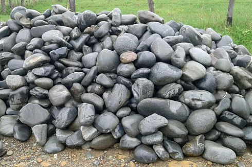 Kamenclub.ru: Темно-серый валунчик фр.100-300 мм.  купить в Ростове-на-Дону крупный природный камень серый, темно-серый, светло-серый речная галька большого размера окатанная 4500 руб/т   фото КАМЕНЬ КЛУБ