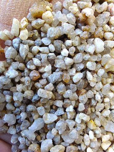 Кварцевый песок для площадок фр. 2-5 мм.  купить в Ростове-на-Дону фото Камень Клуб