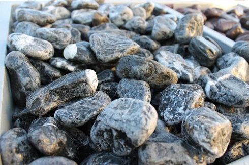 Kamenclub.ru: Щебень галтованный черный (мрамор) фр. 50-100 мм.  купить в Ростове-на-Дону мрамор черный с белыми прожилками щебень ландшафтный мраморный 15000 руб/т   фото КАМЕНЬ КЛУБ